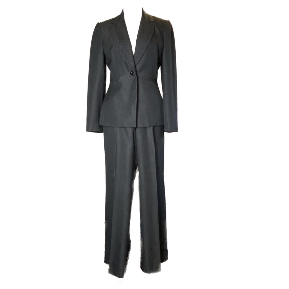 Beautiful Tahari Gray Pinstripe Pants Suit - Size 4P